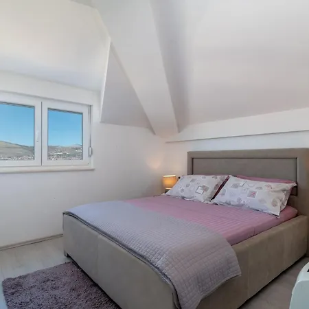 Moderne Mit Gartennutzung- Einem G By Interhome Apartman Trogir