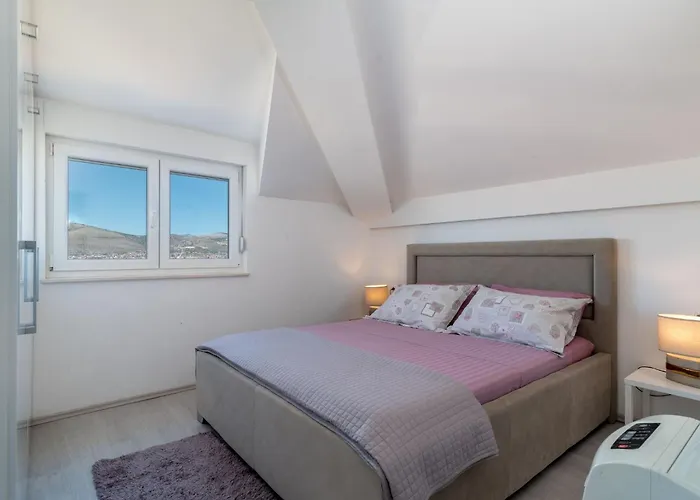 Moderne Mit Gartennutzung- Einem G By Interhome Apartman Trogir
