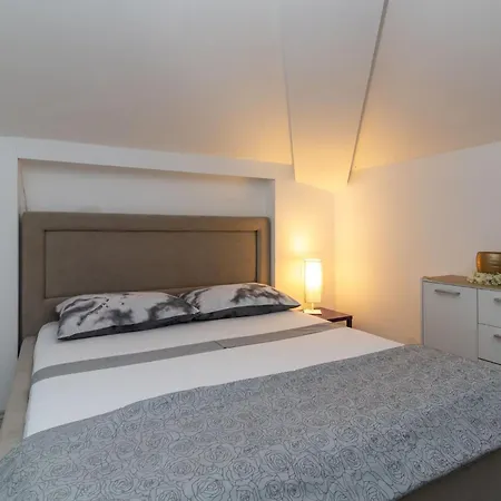 Moderne Mit Gartennutzung- Einem G By Interhome شقة